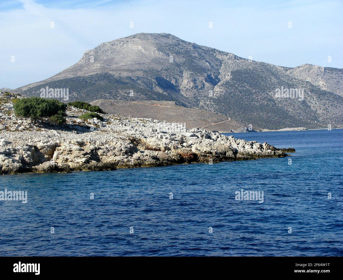 nel mare aegaen con splendido sfondo montano Foto Stock