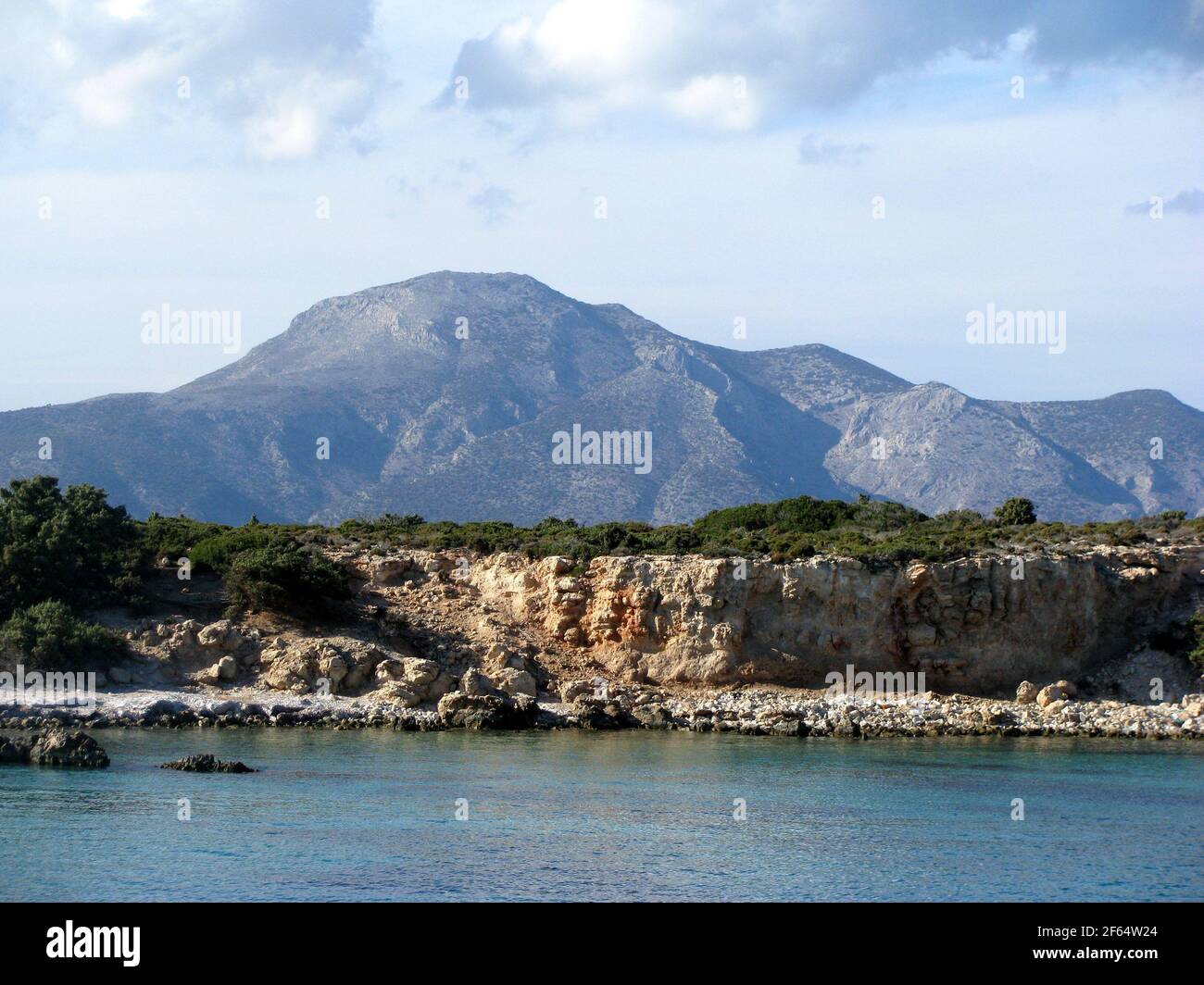 nel mare aegaen con splendido sfondo montano Foto Stock