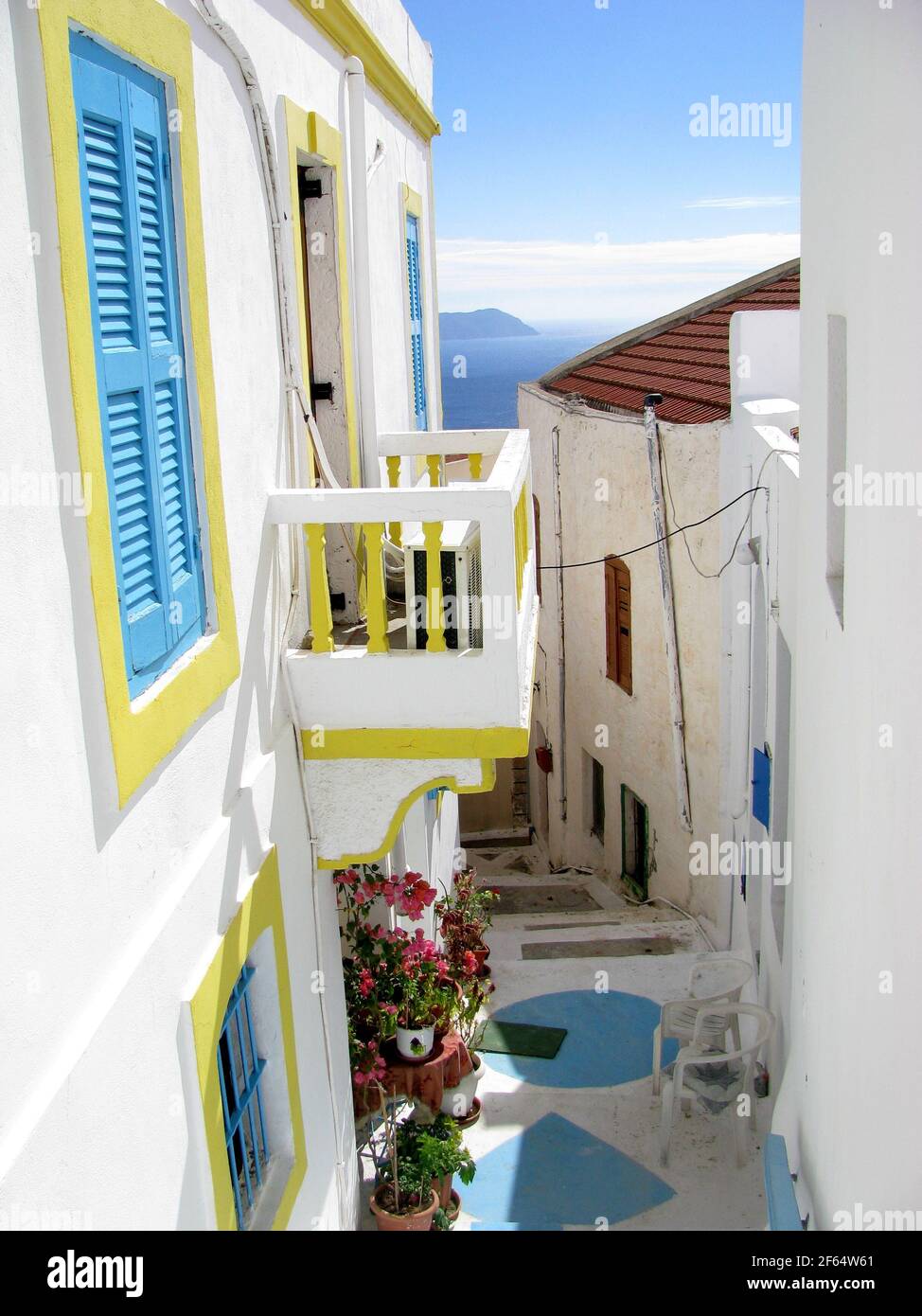 Vista in una piccola strada colorata a Nikia sull'isola di Nisyros, Grecia Foto Stock
