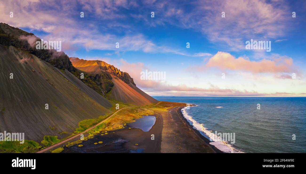 Vista aerea di una spiaggia di sabbia nera e dell'Eystrahorn Montagne in Islanda Foto Stock