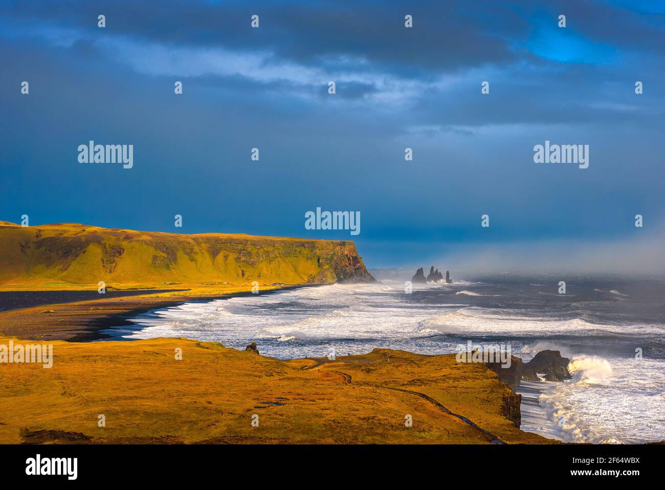 Reynisfjara spiaggia di sabbia nera e il mare Reynisdrangar si impila Islanda del sud Foto Stock