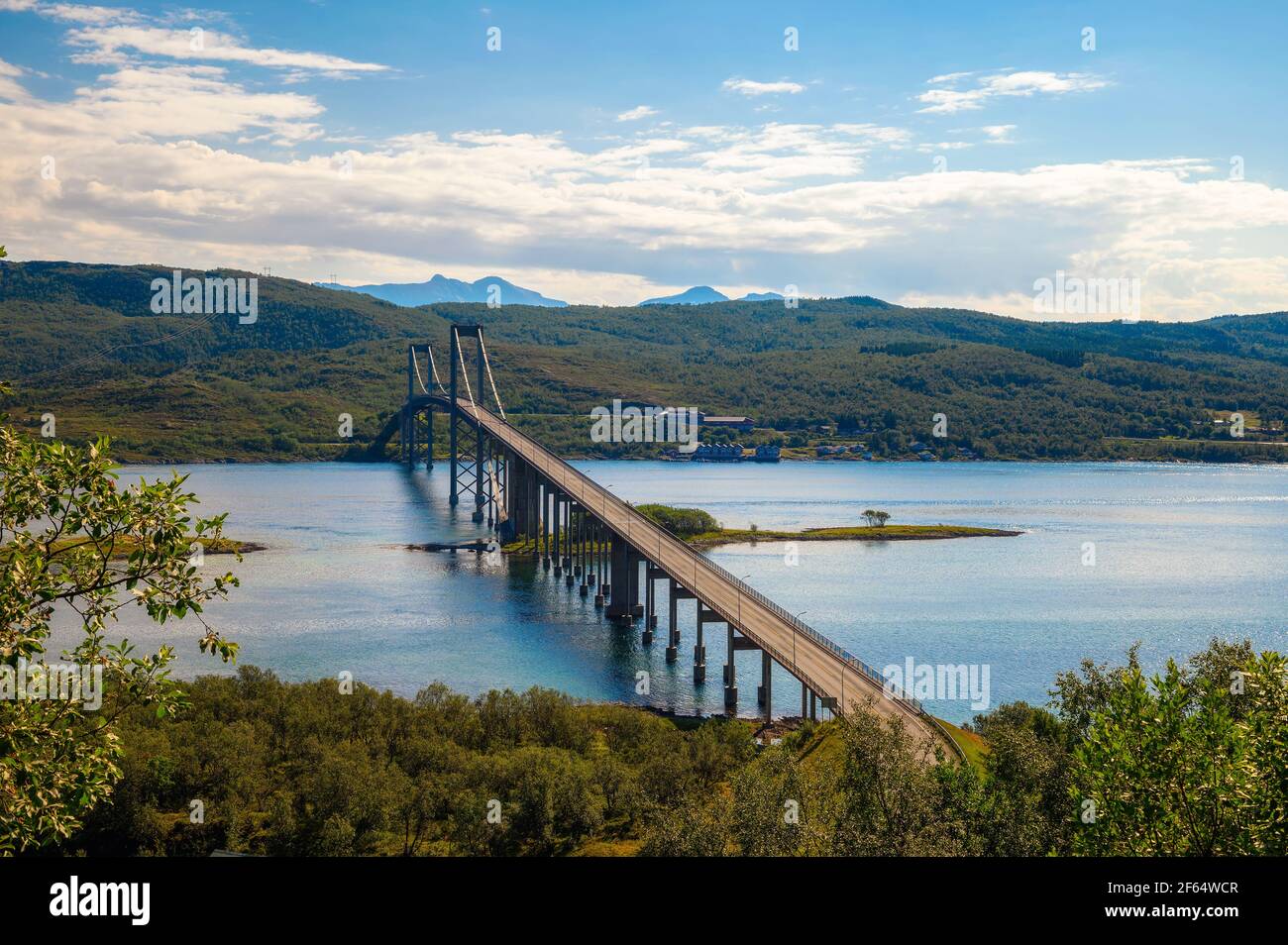 Ponte di Tjeldsund in Norvegia che attraversa la terraferma e l'isola Di Hinnoya Foto Stock