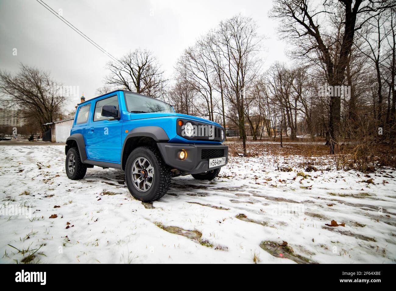 Mosca, Russia - 24 gennaio 2020: Testdrive nuovo mini SUV Suzuki Jimmy Foto statiche nella foresta invernale Foto Stock