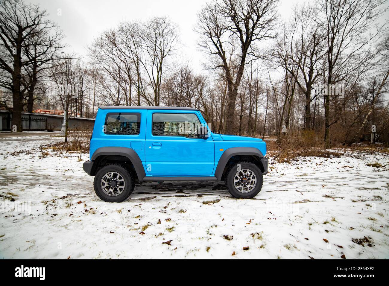 Mosca, Russia - 24 gennaio 2020: Testdrive nuovo mini SUV Suzuki Jimmy Foto statiche nella foresta invernale Foto Stock