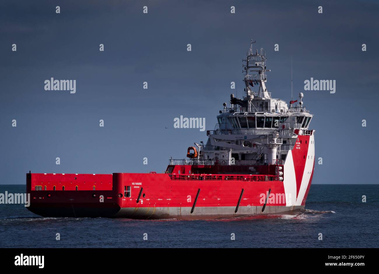 Nave di rifornimento del petrolio rosso che parte dal porto di Aberdeen a. Il Mare del Nord Foto Stock