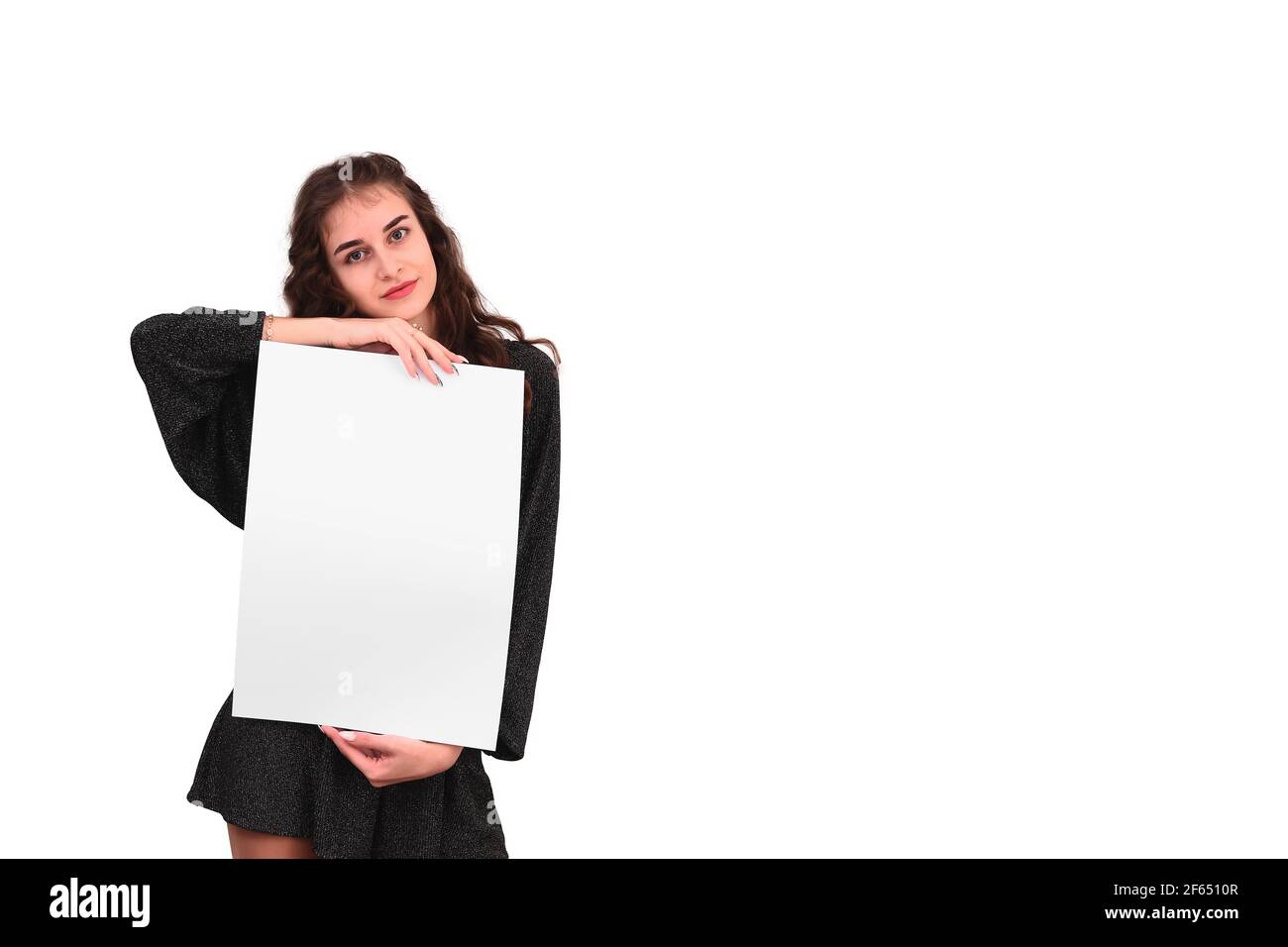 La donna mostra un foglio bianco vuoto grande di carta A3. Presentazione del foglio illustrativo spazio libero Foto Stock