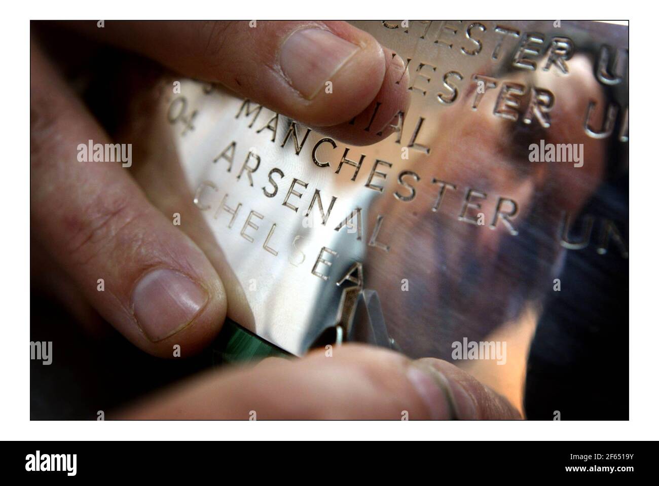 La Coppa di premiership in corso di incisione per l'anno 2005, ad Aspreys sul vecchio Bond st da Philip sale.pic David Sandison 4/5/2005 Foto Stock