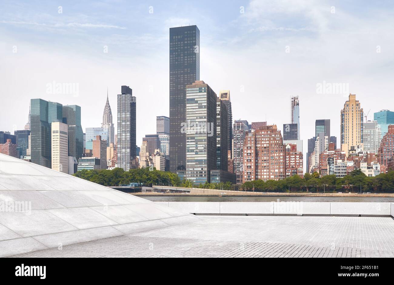 Skyline di Manhattan visto da Roosevelt Island, New York City, Stati Uniti d'America. Foto Stock