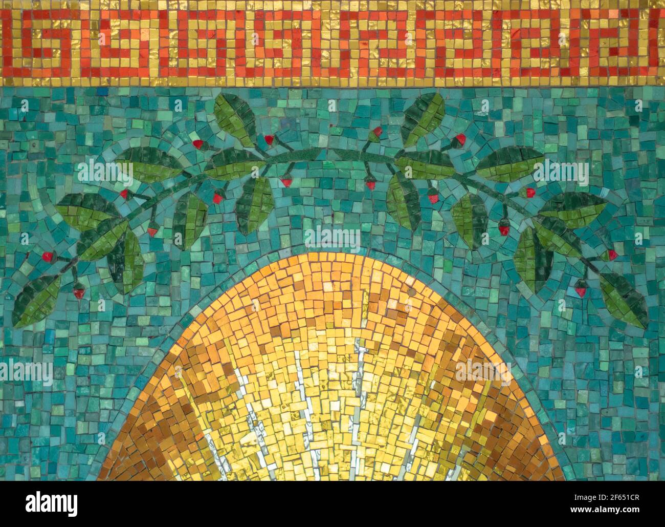 mosaico ceramico colorato sulla parete costituito da tegole dai colori vivaci, rappresentazione del sorgere del sole. Foto Stock