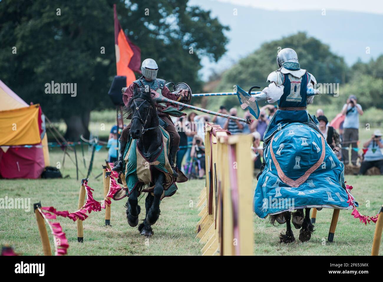 Cavalieri medievali a cavallo Foto Stock