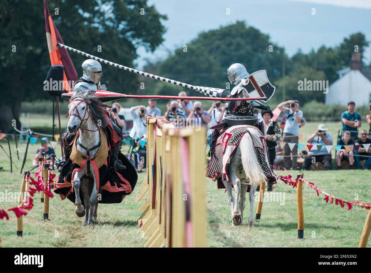 Cavalieri medievali a cavallo Foto Stock