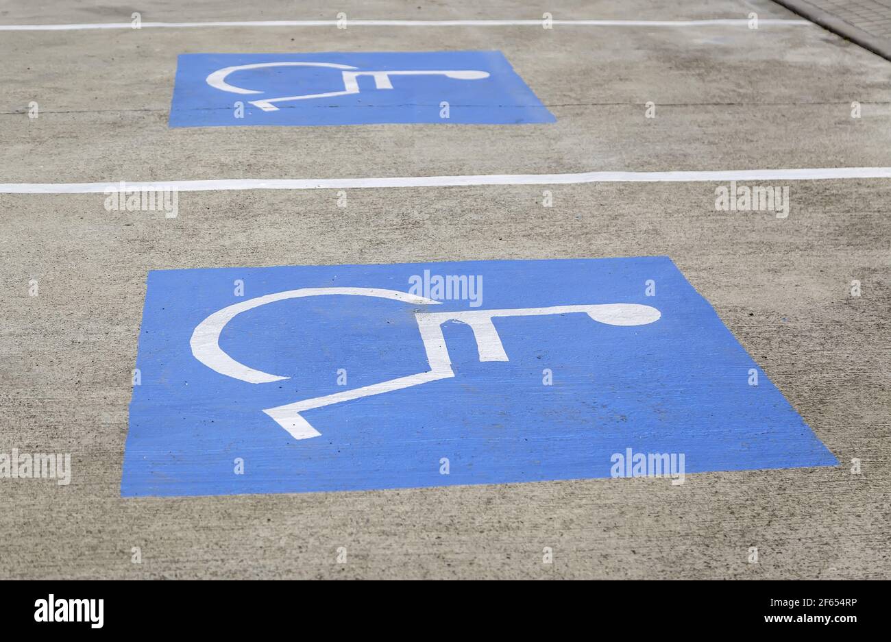 Segnaletica per parcheggio per disabili, segnaletica stradale Foto Stock