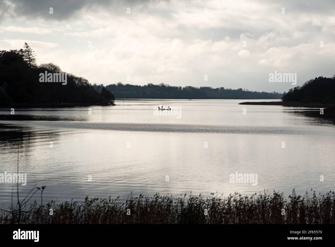 Vista su Lough Erne e piccola barca da pesca, Irlanda Foto Stock