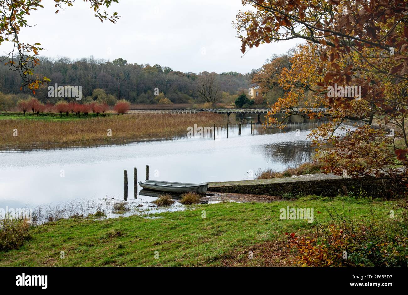 Crom, Irlanda del Nord - 8 novembre 2020. Lago Erne e vecchio ponte a Crom Castle, Co. Fermanagh, Irlanda del Nord Foto Stock