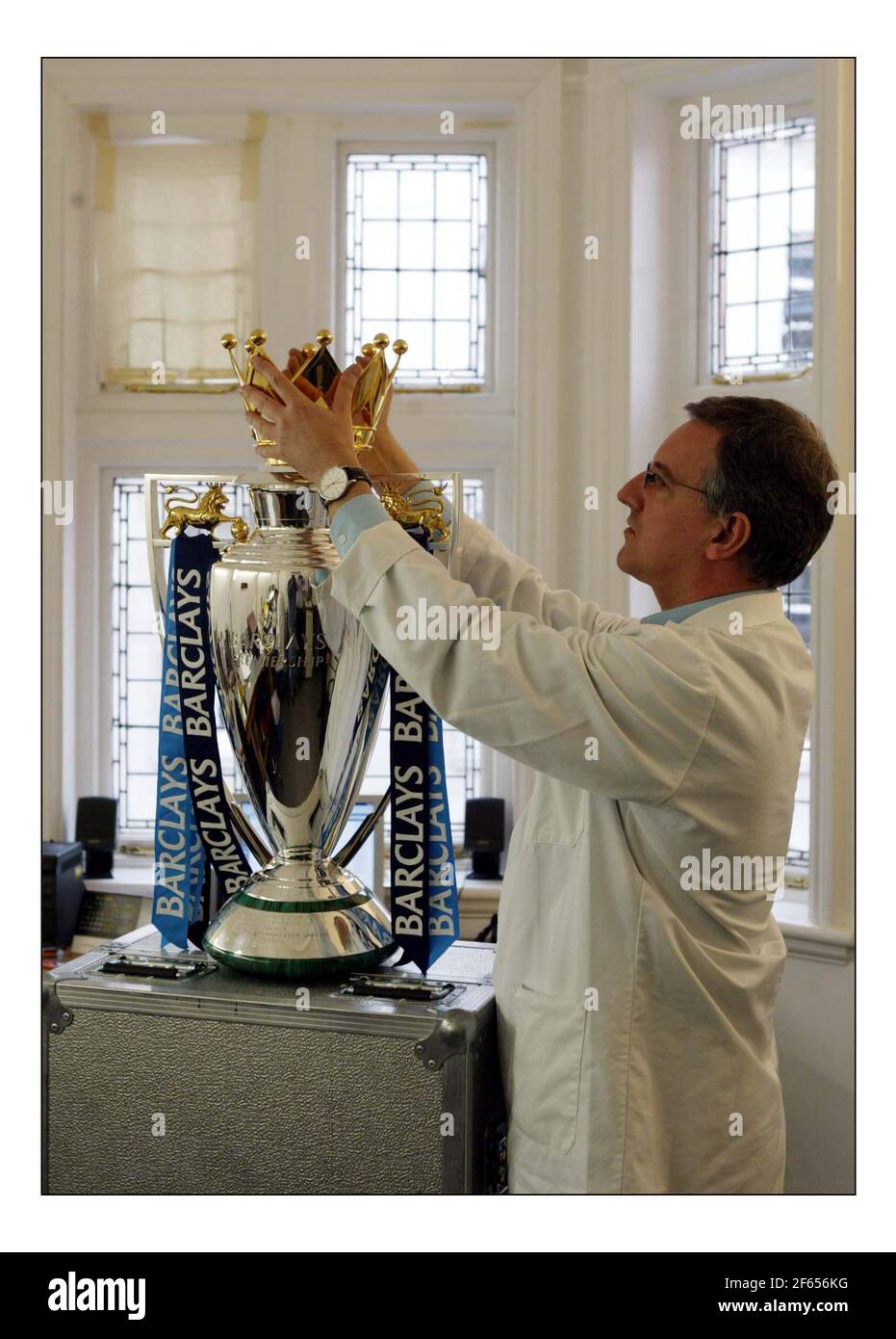 La Coppa di premiership in corso di incisione per l'anno 2005, ad Aspreys sul vecchio Bond st da Philip sale.pic David Sandison 4/5/2005 Foto Stock
