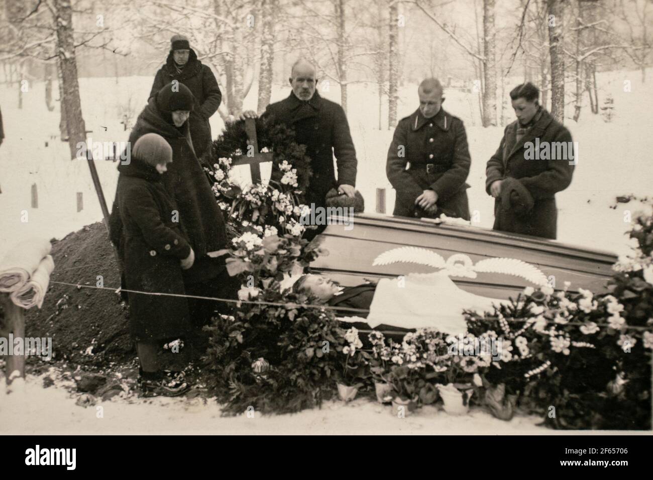 Lettonia - CIRCA anni '30: Persone alla cerimonia funeraria. Foto di gruppo nel cimitero. Vintage archivio Art deco era foto Foto Stock