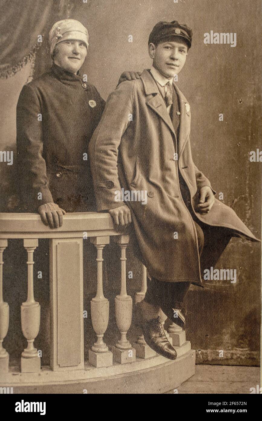 Germania - CIRCA 1920: Scatto di uomo e donna in studio. Decorazioni ringhiere scala. Vintage carte de Viste epoca edoardiana foto Foto Stock