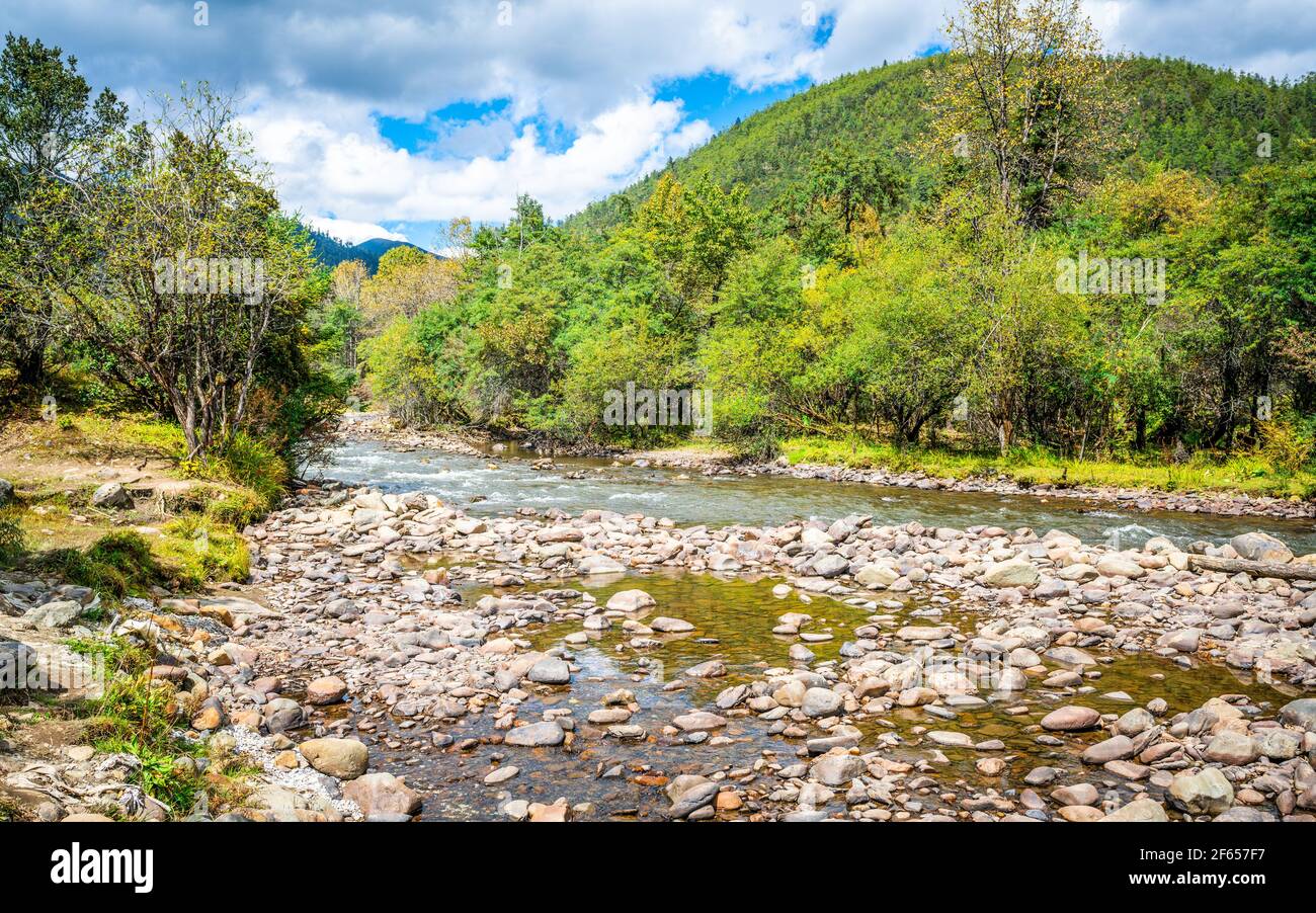 Vista sul fiume e sul paesaggio del parco nazionale di Potatso a Yunnan Cina Foto Stock