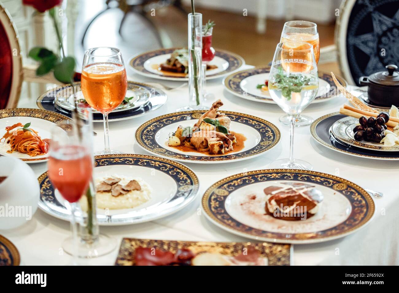 Un assortimento di piatti e dessert con bevande al tabella Foto Stock