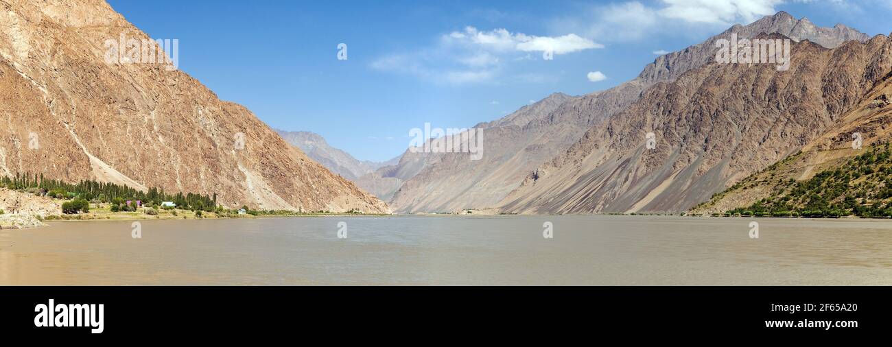 Vista panoramica sul fiume Panj e sulle montagne del Pamir. Panj è la parte superiore del fiume Amu Darya. Confine tra Tagikistan e Afghanistan. Autostrada di Pamir Foto Stock