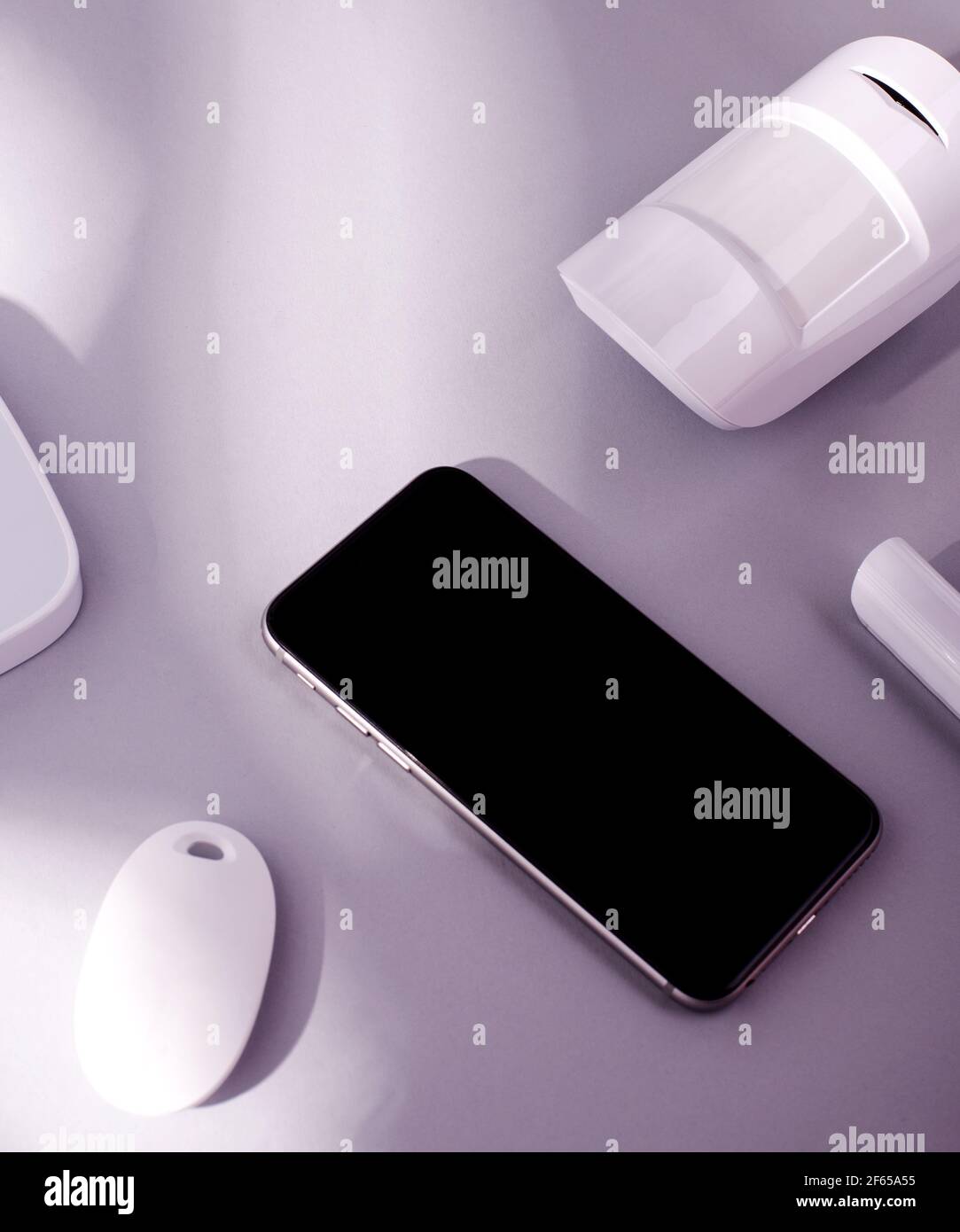 Telefono con sensore di movimento, pulsante antipanico e altre apparecchiature del sistema di sicurezza della casa. Foto Stock