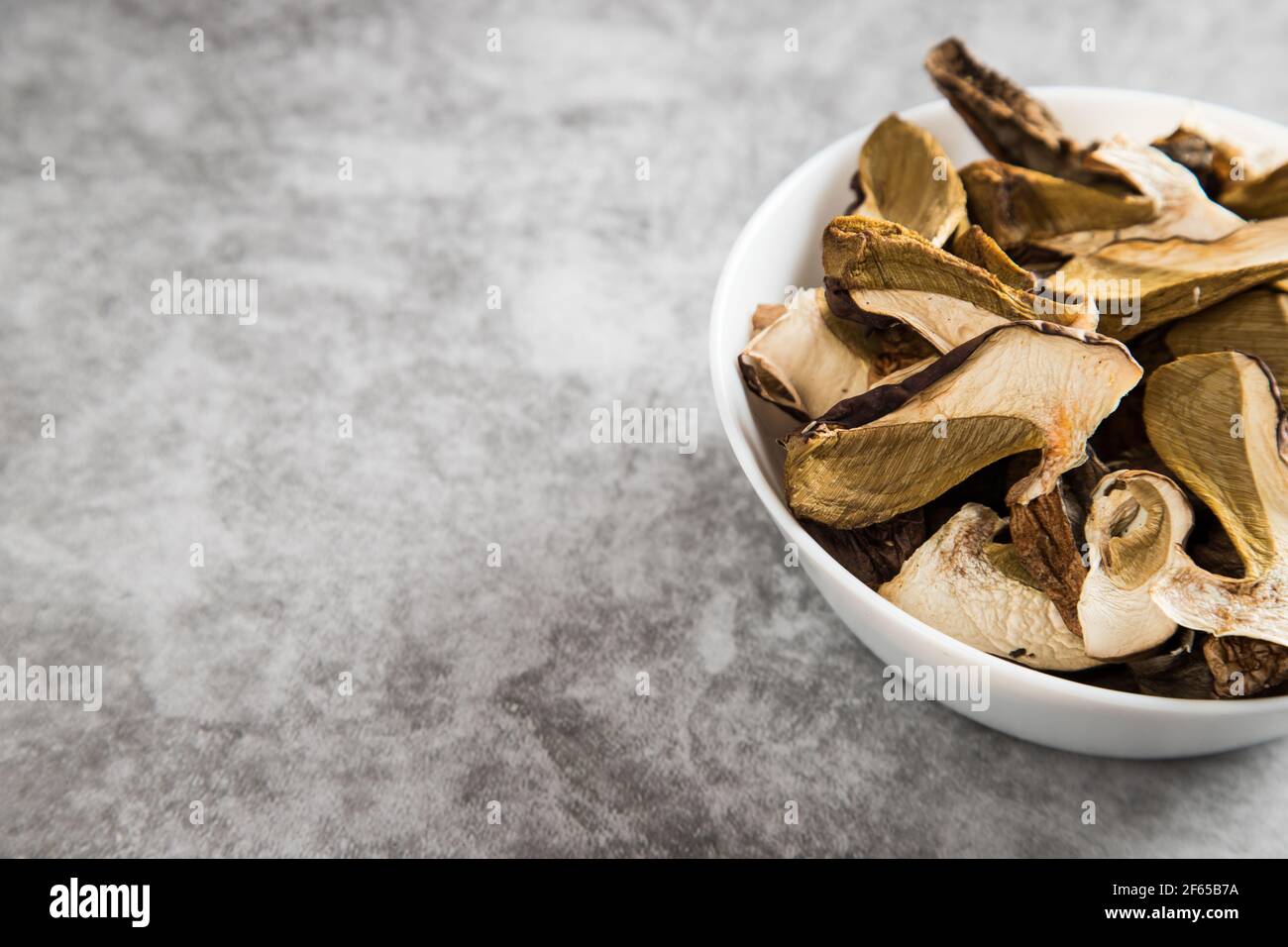 Un piatto di funghi porcini secchi. Spazio di copia. Foto Stock