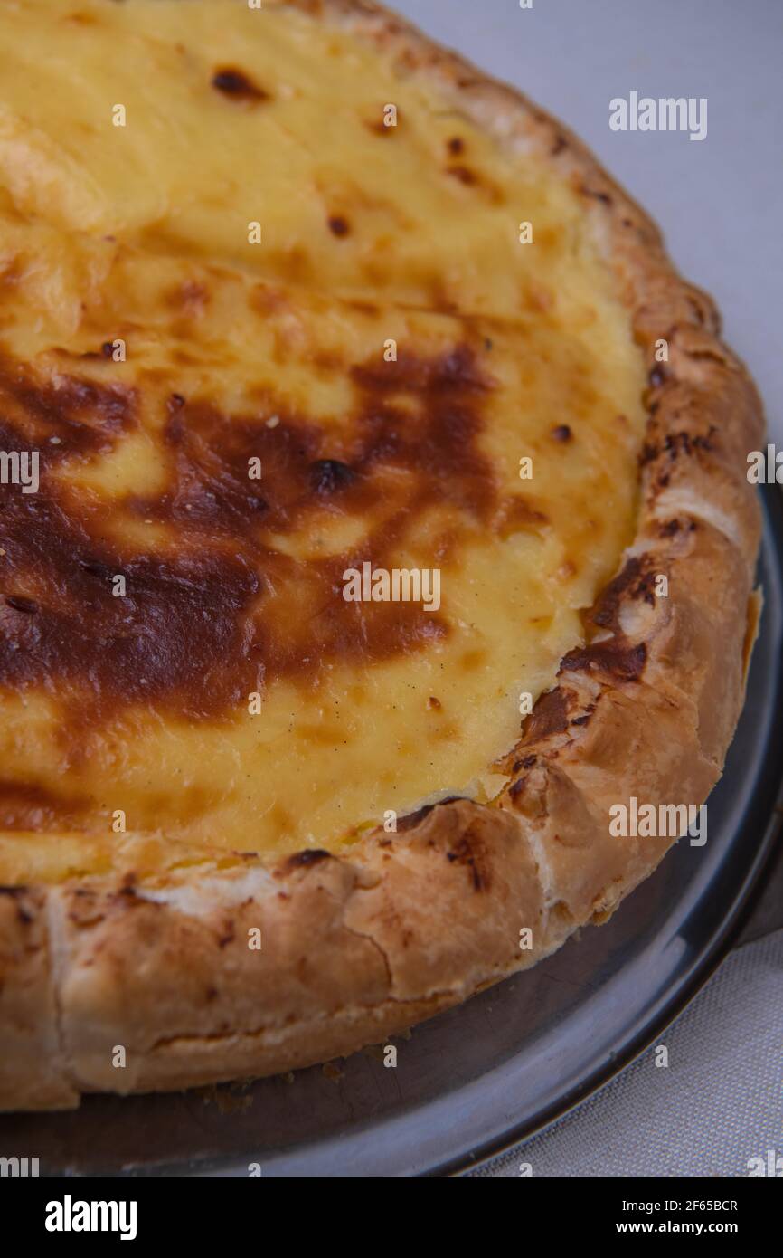 Flan parigino, crostata classica e tagliata, servita su uno spazio per la copia del piatto Foto Stock