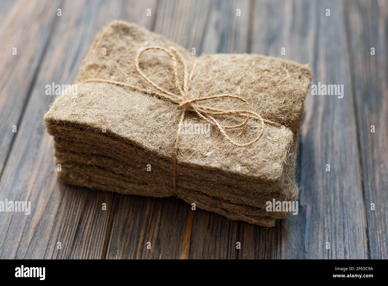 Confezioni di tappetini in lino su sfondo di legno. Micrgreens che piantano business. Base naturale per piante crescenti. Vitamine dalla natura. Vegano ed healt Foto Stock