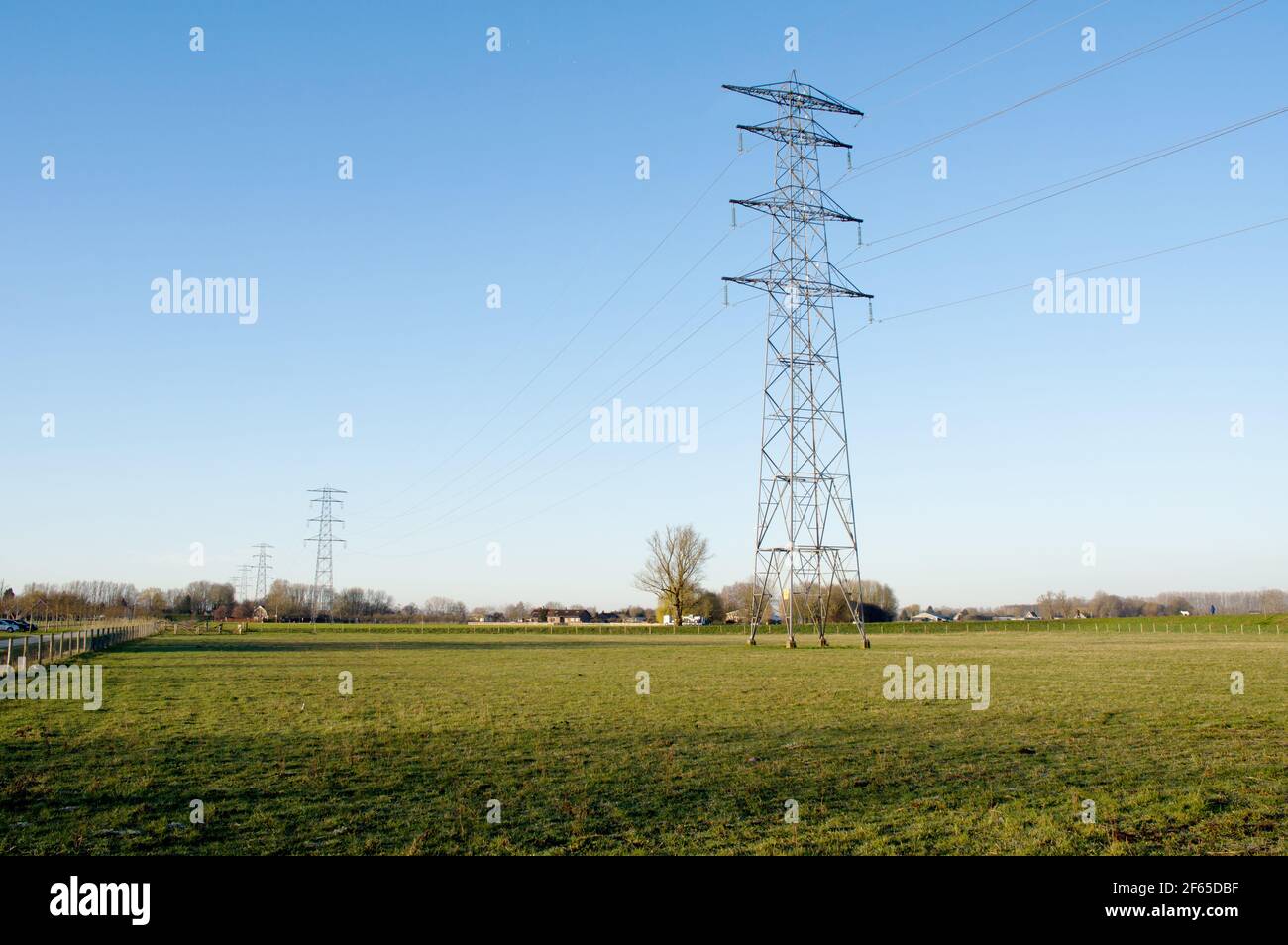 Palo elettrico per il trasporto di elettricità con un blu chiaro cielo Foto Stock