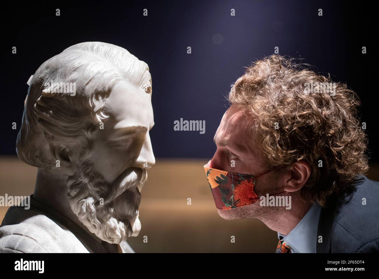 Bonhams, Londra, Regno Unito. 30 marzo 2021. Bonhams The Dunrobin Attic sale comprende più di 450 lotti, tra cui dipinti, ritratti, fotografie storiche, cornici, Sculture in marmo, servizio di cena con crostini e tesori della cucina e della cantina storica del castello per conto del 25° conte di Sutherland. Immagine: Un grande busto di marmo bianco di Cromartie Sutherland-Leveson-Gower, IV duca di Sutherland (1851-1913). Di Charlotte Besnard nee Dubray (francese, 1854 – 1931). Stima: £2,000-3,000. La vendita si svolge il 20 aprile a Bonhams, Edimburgo. Credit: Malcolm Park/Alamy Live News Foto Stock