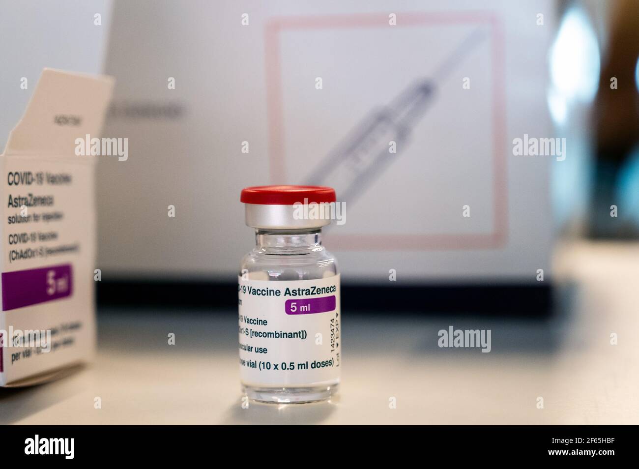 Madrid, Spagna. 30 Marzo 2021. Una fiala di vaccino AstraZeneca contro il coronavirus (COVID-19) durante il primo giorno di vaccinazione di massa per la popolazione tra i 60 e i 65 anni nello stadio metropolitano di Wanda. Credit: Marcos del Mazo/Alamy Live News Foto Stock