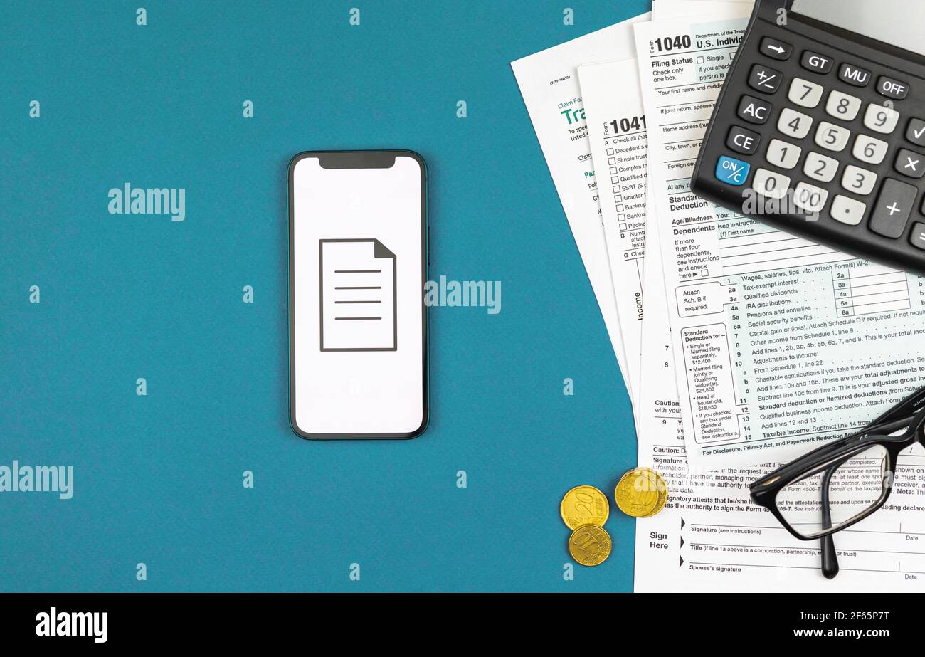 Nuovo concetto di gestione dei documenti con documentazione online e digitale e database invece di documenti, spazio di lavoro aziendale con uno smartphone Foto Stock