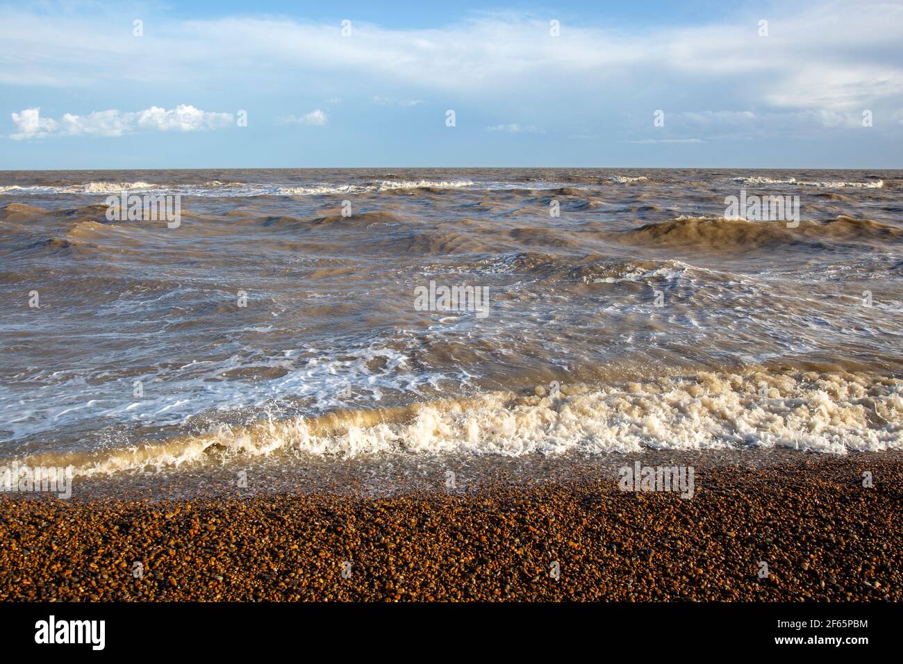 Onde agitate, costa del Mare del Nord, Hollesley Bay , Shingle Street, Suffolk, Inghilterra, Regno Unito Foto Stock