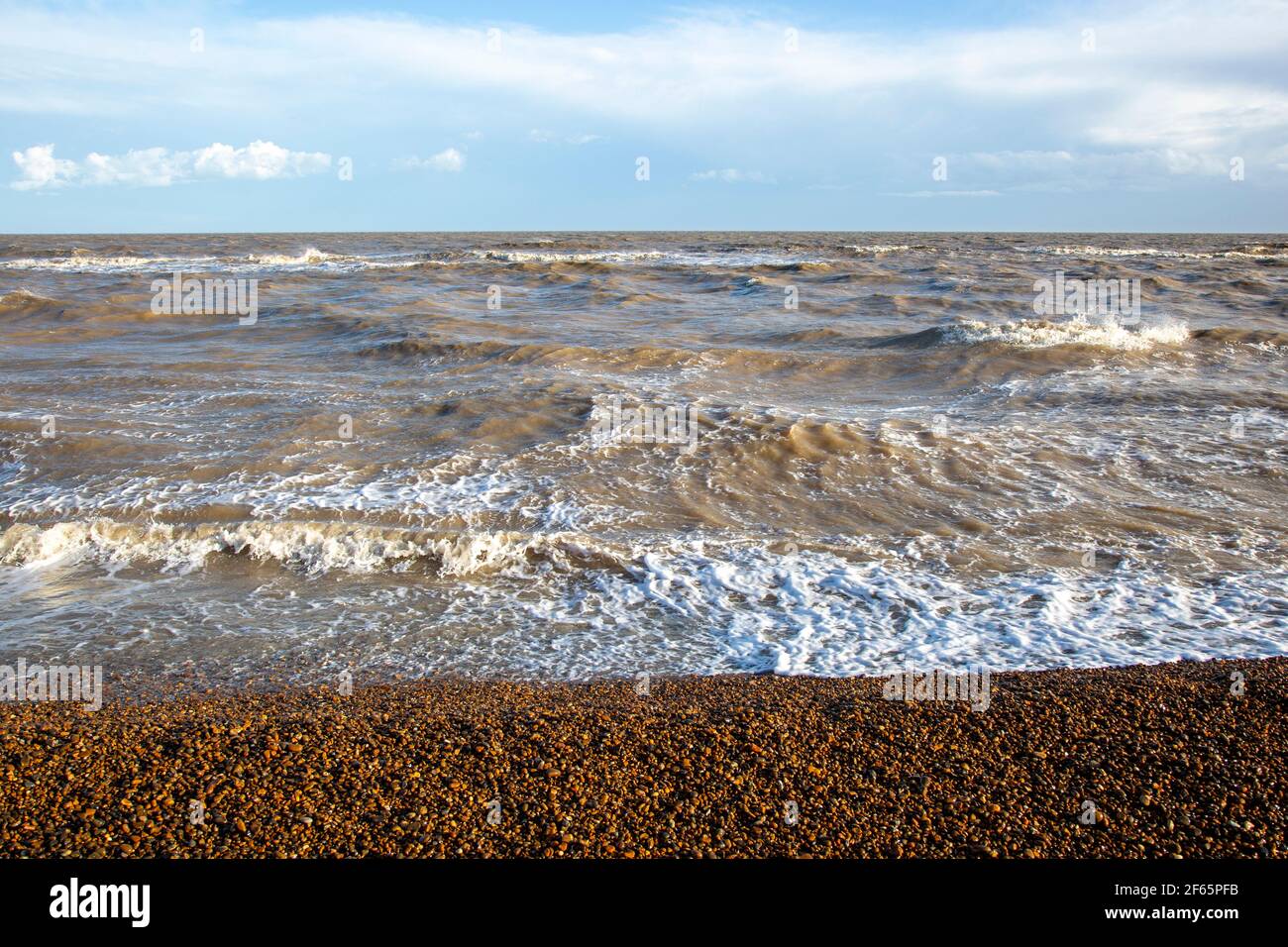 Onde agitate, costa del Mare del Nord, Hollesley Bay , Shingle Street, Suffolk, Inghilterra, Regno Unito Foto Stock