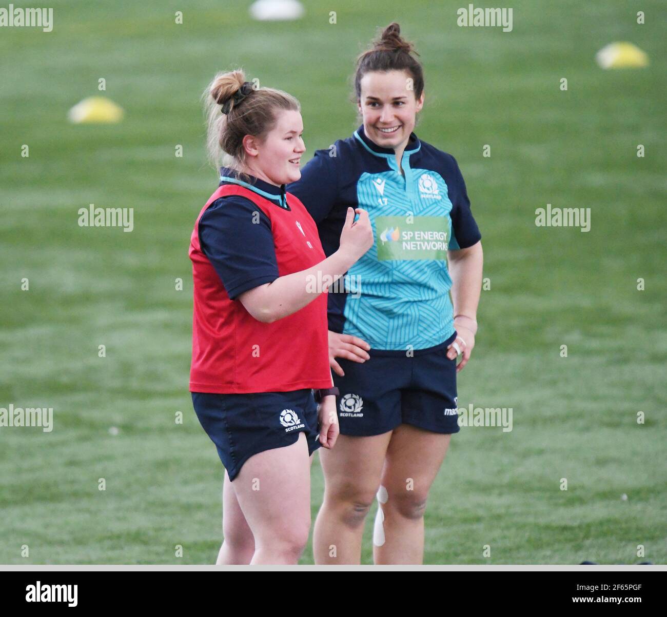Oriam Sports CenterRiccarton, Edinburgh.Scotland UK. 29 Marzo 21 Scotland sessione di allenamento per la squadra di rugby femminile per il prossimo incontro di sei nazioni contro EnglandPic mostra il Capitano Rachel Malcolm che chiacchiera con Leah Bartlett (L) . Credit: eric mcowat/Alamy Live News Foto Stock
