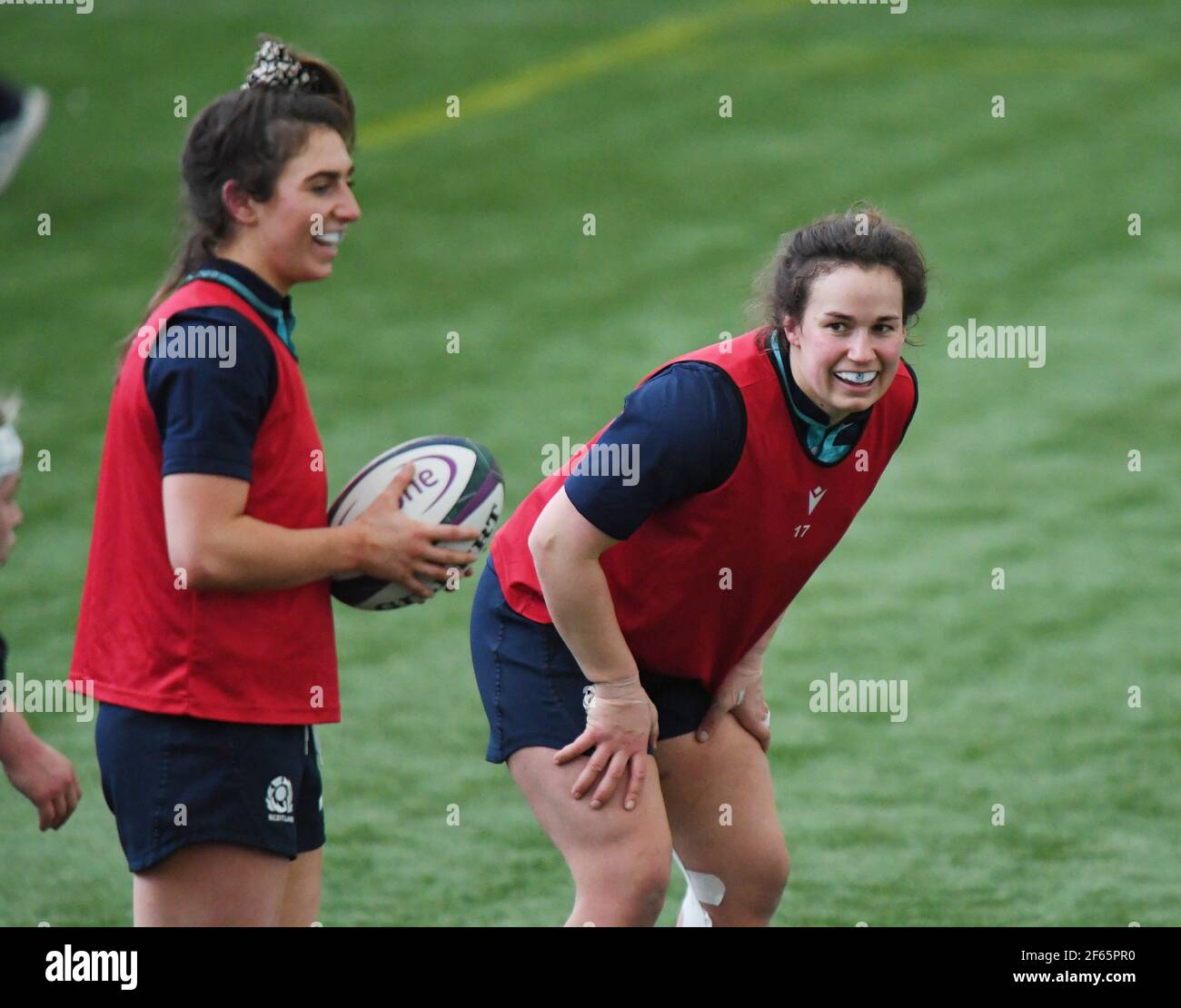 Scotland Women's Rugby Squad sessione di allenamento per il prossimo incontro di sei nazioni vs EnglandPic mostra Captain Rachel Malcolm (R)( Loughborough Lighting) in azione . Credit: eric mcowat/Alamy Live News Foto Stock