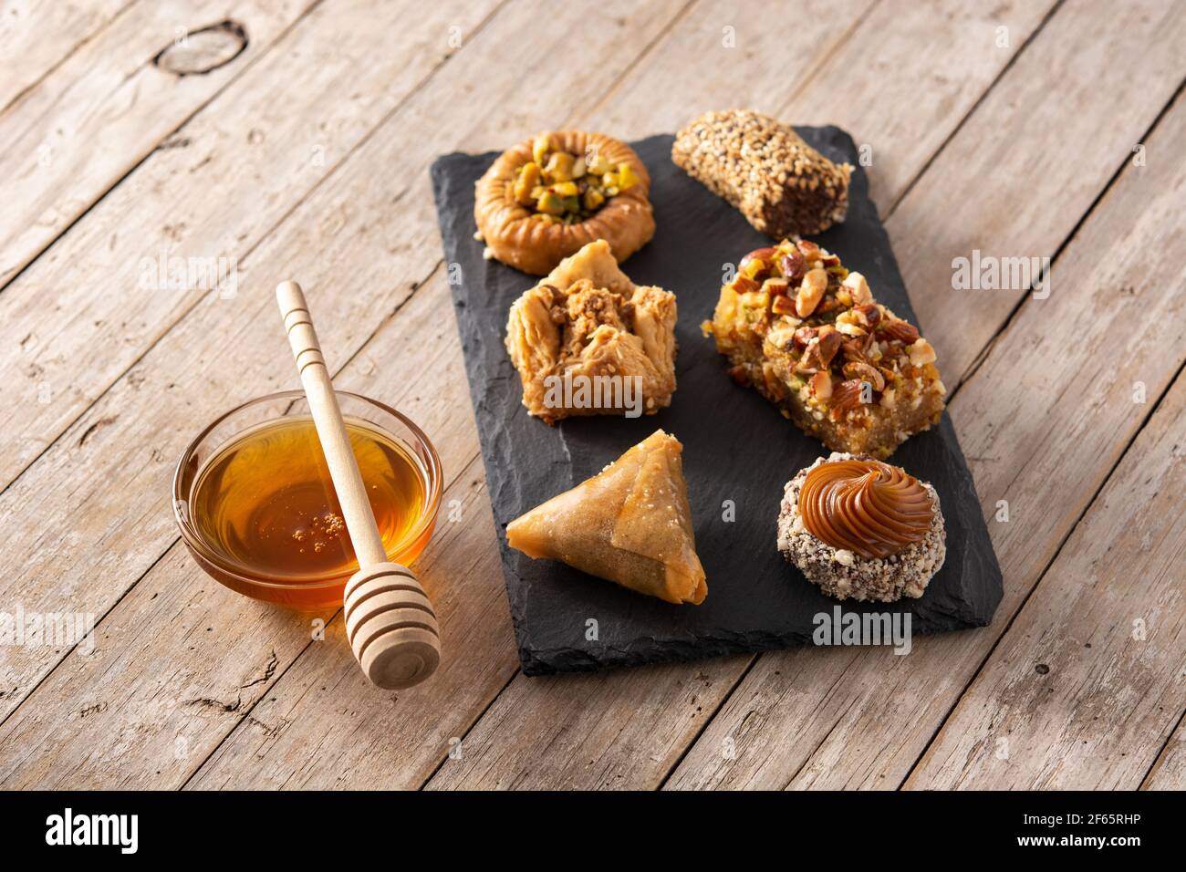 Assortimento di baklava dessert Ramadan e datteri isolati su bianco sfondo Foto Stock