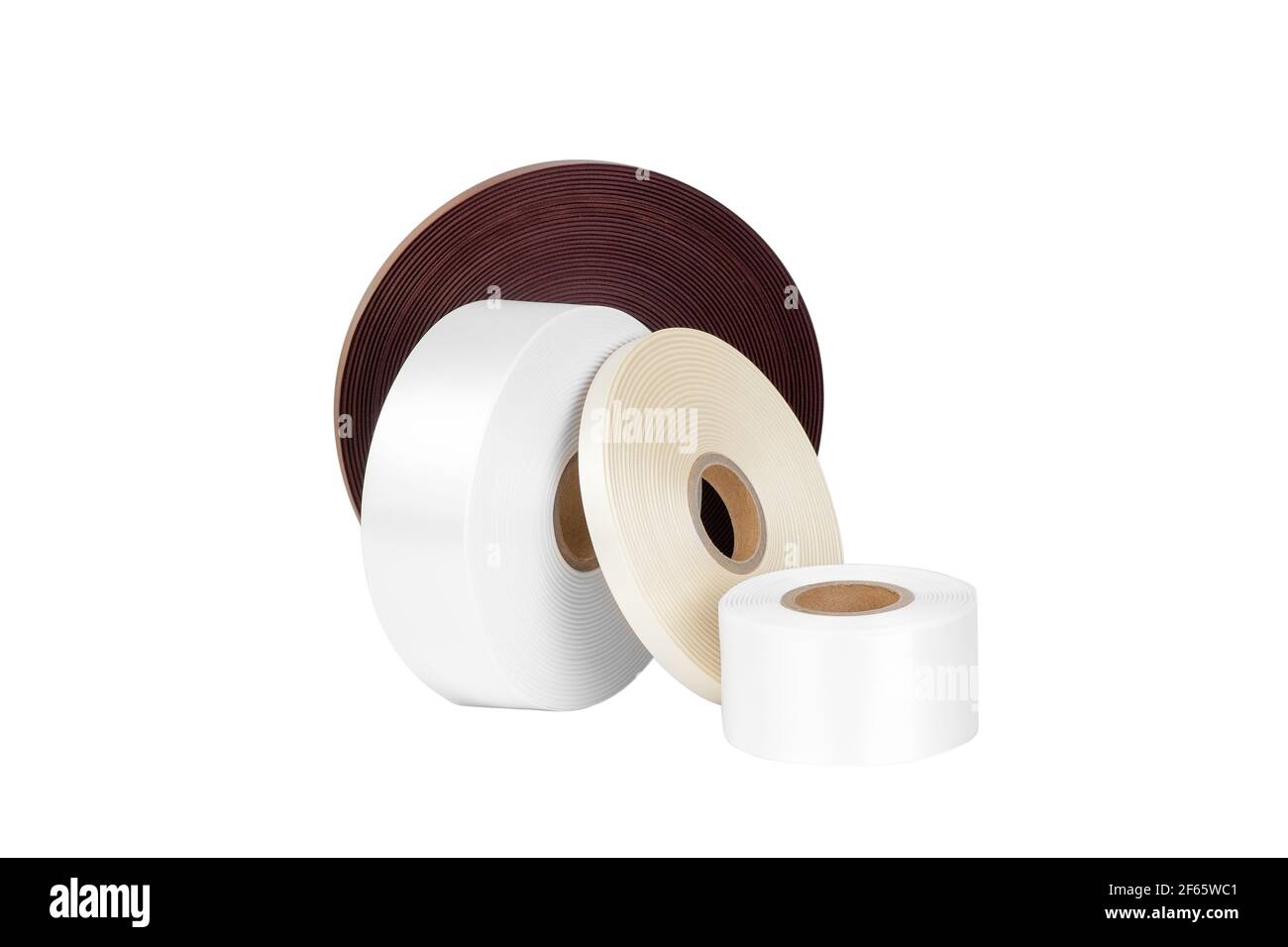 set di quattro bobine di nastri satinati in bianco, beige, marrone per etichetta o decorazione, isolati senza ombre su sfondo bianco Foto Stock