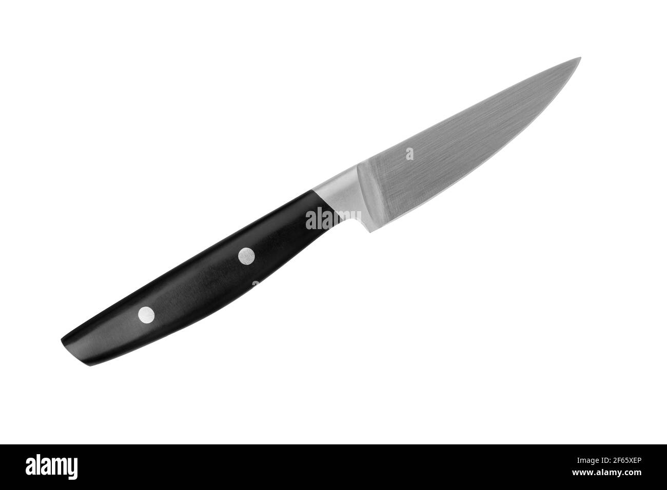 Coltello per parare in acciaio con manico in plastica nera, fondo bianco, closeup isolato, coltello da cuoco in metallo, lama affilata in acciaio inossidabile, coltello per intagliare, cibo da cucina Foto Stock