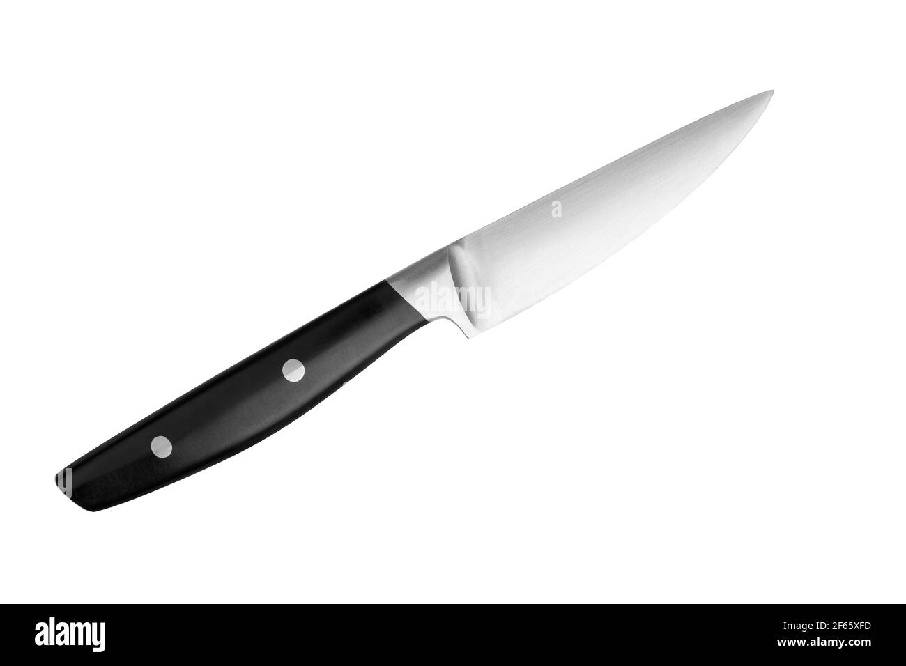 Coltello per parare in acciaio con manico in plastica nera, fondo bianco, closeup isolato, coltello da cuoco in metallo, lama affilata in acciaio inossidabile, coltello per intagliare, cibo da cucina Foto Stock