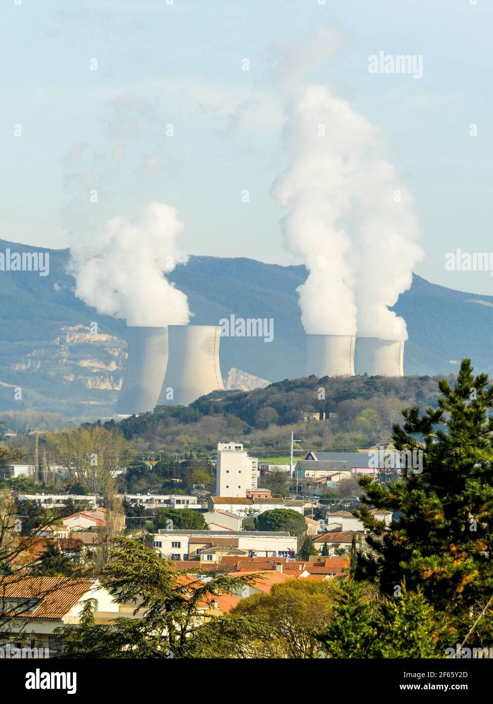 Centrale nucleare Cruas, vista da Montelimar, Drome, Francia Foto Stock