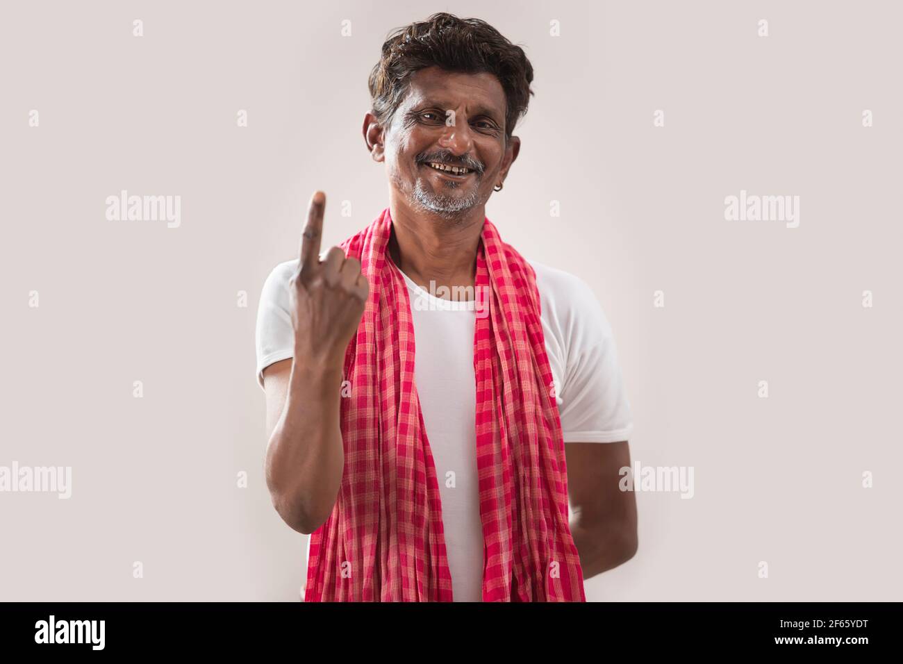 Ritratto di contadino con gli elettori segno sul dito Foto Stock