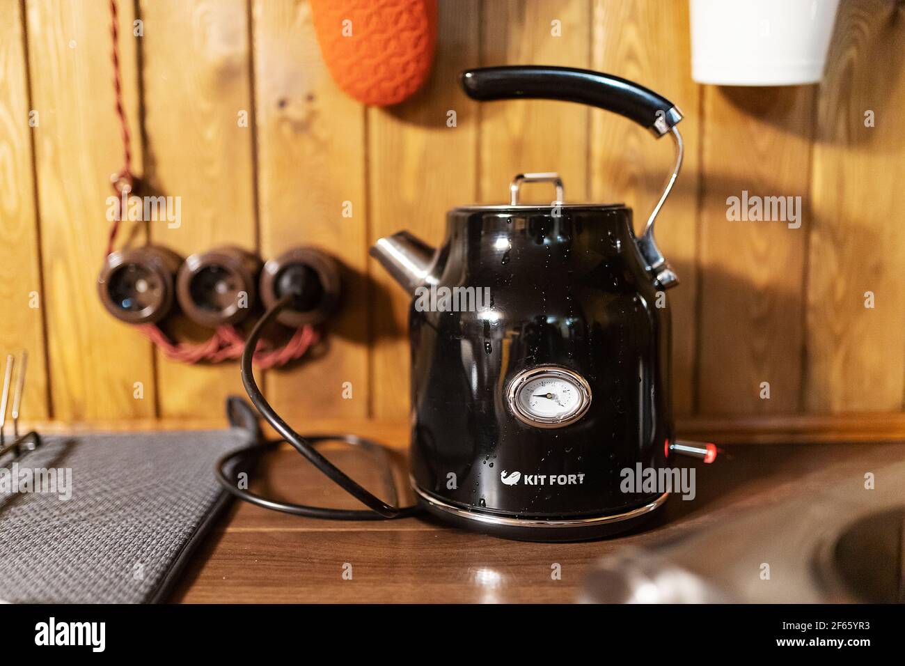 un bollitore elettrico retrò si trova sul tavolo da cucina. prepari il tè e bollire l'acqua Foto Stock