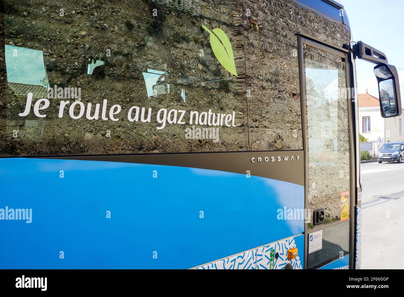Auvergne Rhone-Alpi Regione autobus in esecuzione a gas naturale, Montelimar, Drome, Francia Foto Stock