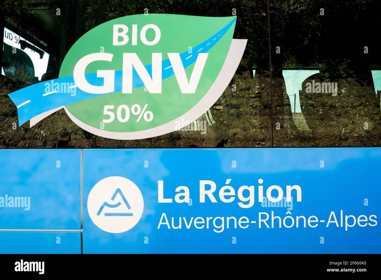 Auvergne Rhone-Alpi Regione autobus in esecuzione a gas naturale, Montelimar, Drome, Francia Foto Stock