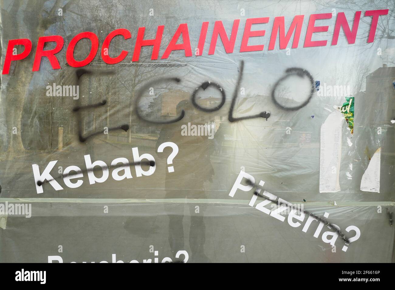 Ecologist graffite protesta contro la prossima installazione di un nuovo negozio, Montelimar, Drome, Francia Foto Stock