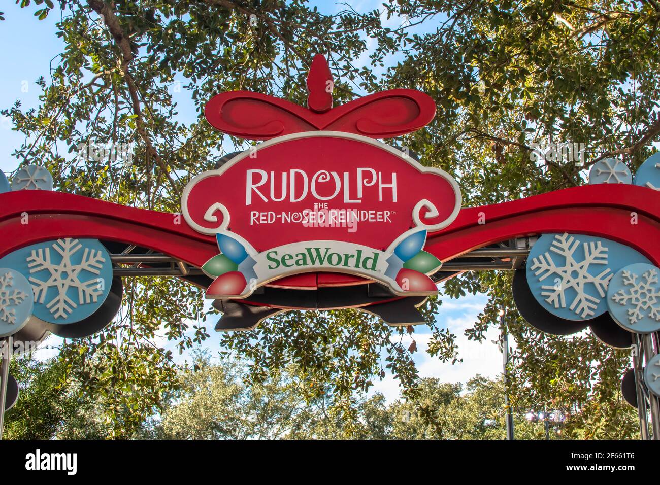 Orlando, Florida. 22 dicembre 2020. Vista dall'alto dell'arco delle renne rosse di Rudolph a Seaworld (4) Foto Stock