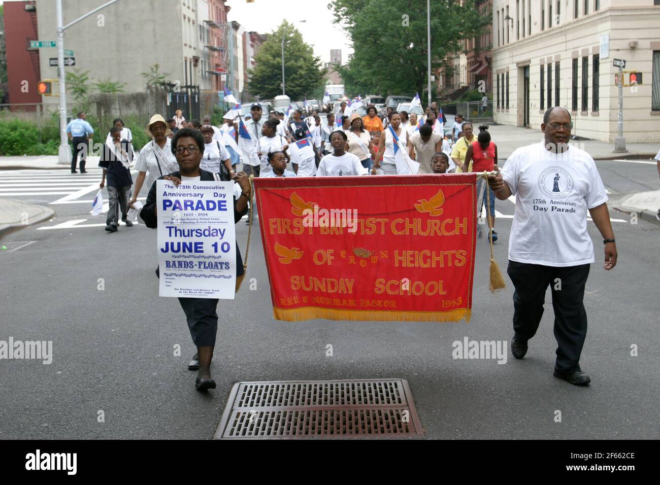 I cristiani marciano per diffondere la "buona Parola" di Gesù a Brooklyn, New York. I marchers sono per lo più membri delle chiese evangeliche nere a Brooklyn, New York. Foto Stock