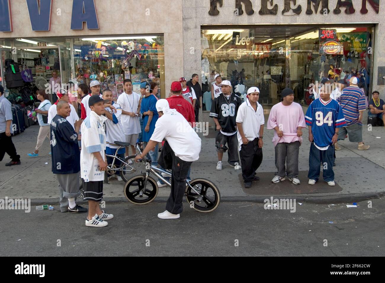 2004 settembre, 5th Avenue, Sunset Park, Brooklyn, New York. Un gran numero di ragazzi in strada con un abito uniforme in stile gang. Foto Stock