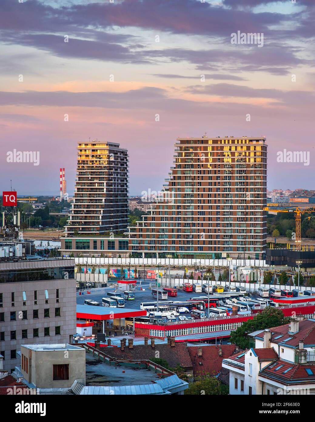 Belgrado, Serbia - 25 settembre 2020: Stazione principale degli autobus e nuovo lungomare di Belgrado costruito vicino al fiume Sava nella capitale serba all'alba Foto Stock